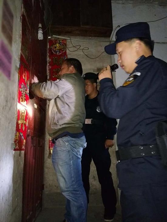 喀什地区粗心妈妈误将幼女锁家中 民警全城寻开锁师傅开门